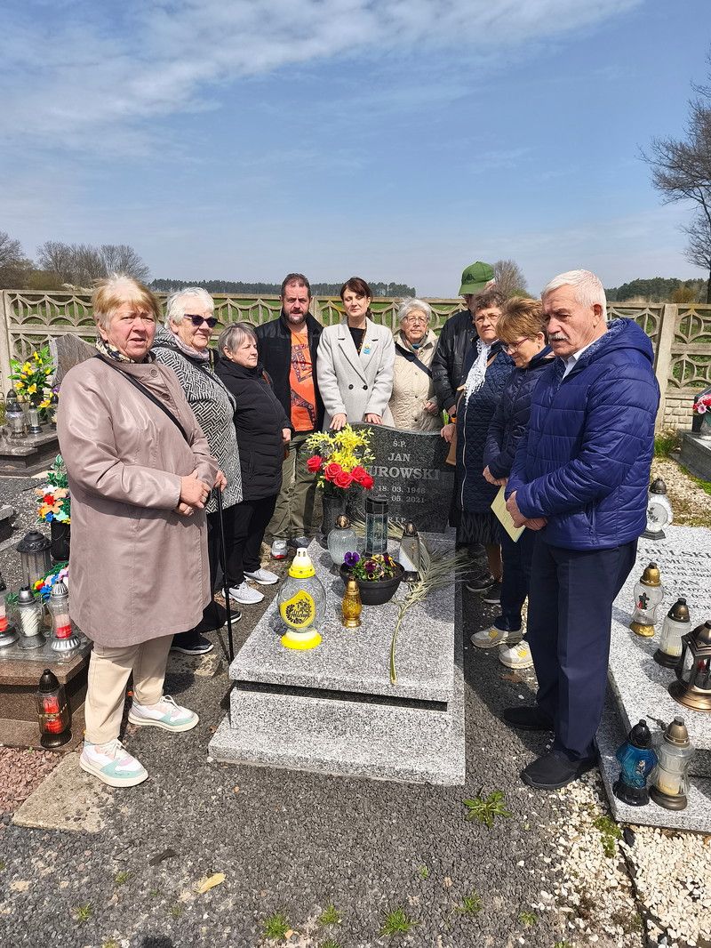 Z modlitwą na grobach braci