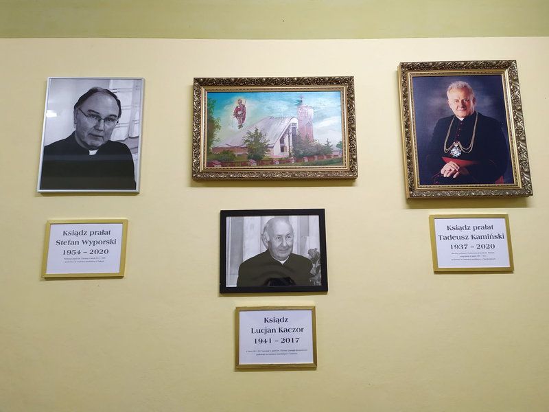 Zdjęcia zmarłych kapłanów w budynku katechetycznym