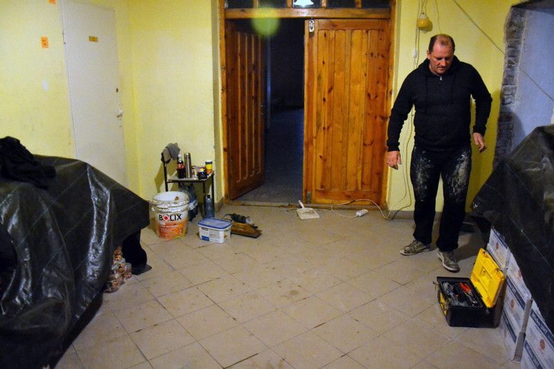 Salka w dolnym kościele wzbogacona o nowe płytki