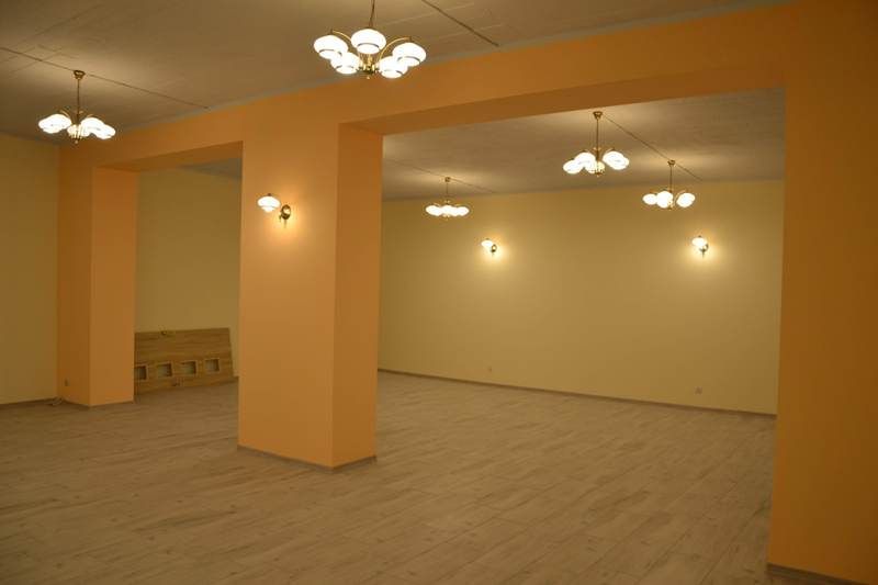 Sala w podziemiu kościoła jest już wykończona
