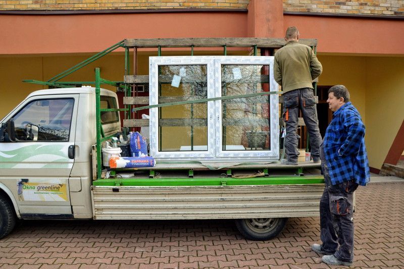 Dokończenie ocieplania budynku katechetycznego oraz kontynuacja wymiany starych okien