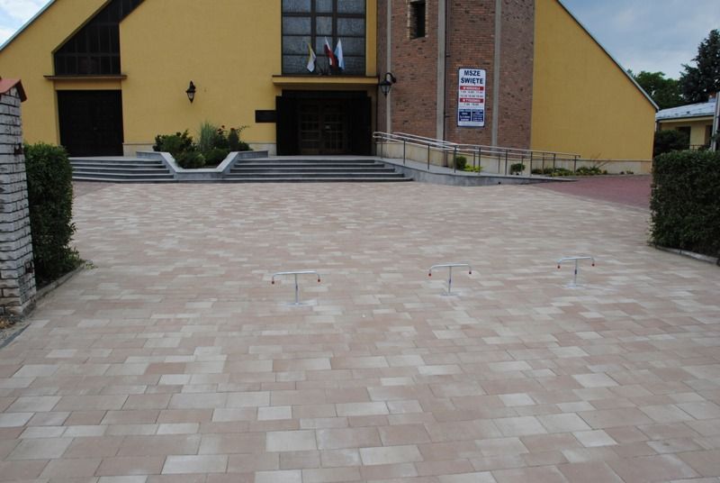 Zakończenie prac na placu przed kościołem
