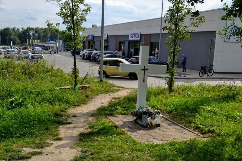 Odnowienie białego Krzyża przy skrzyżowaniu