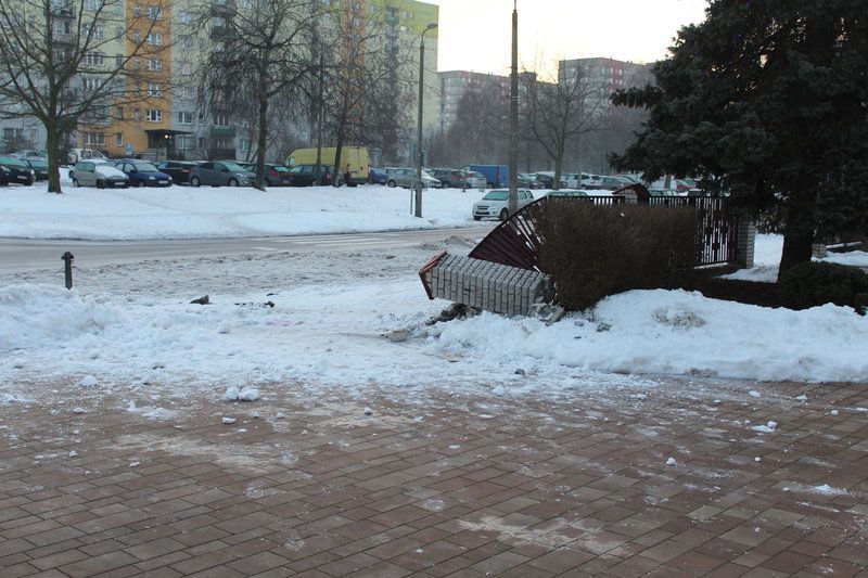 Uszkodzone ogrodzenie parafialne
