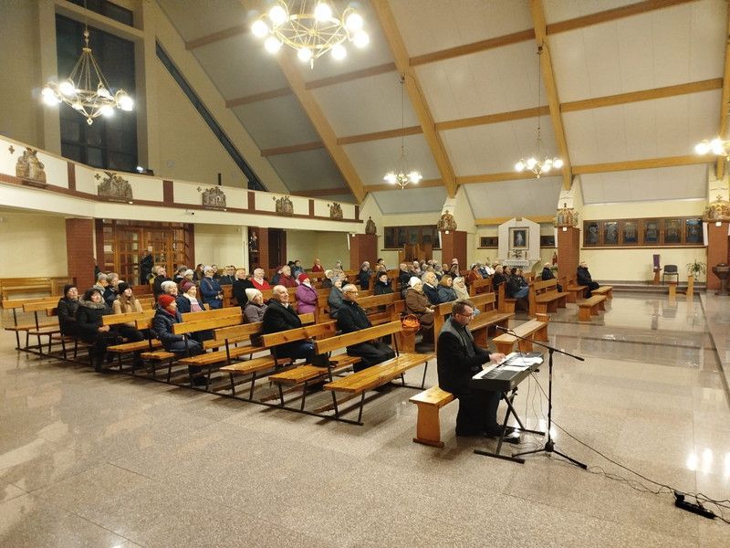Wspólny śpiew pieśni patriotycznych