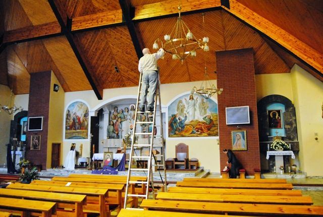 Wymiana żarówek w kościele