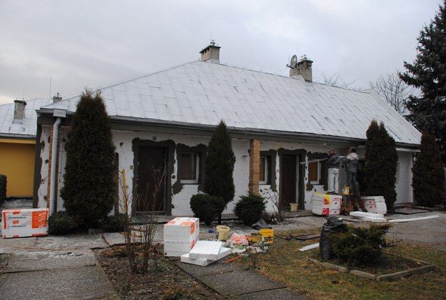 Końcowa kontynuacja ocieplenia ścian budynków plebanii