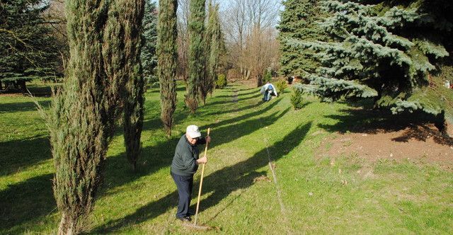 Wiosenne porządki wokół kościoła