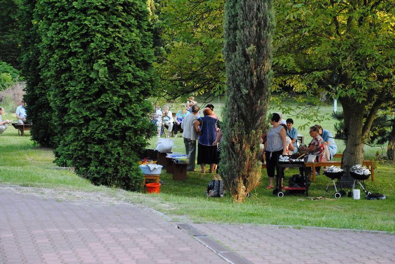 Familijne spotkanie Żywego Różańca w parafialnym ogrodzie
