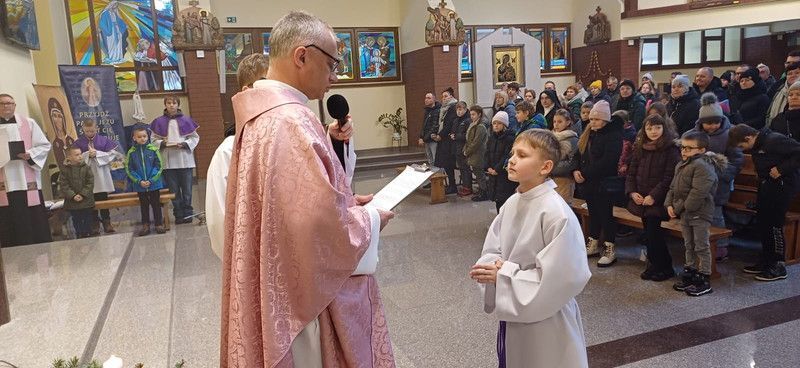 Nowi ministranci przy ołtarzu