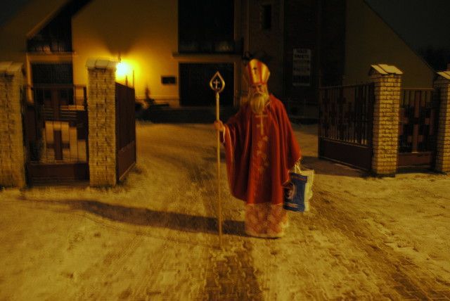 Dzieci na spotkaniu ze św. Mikołajem