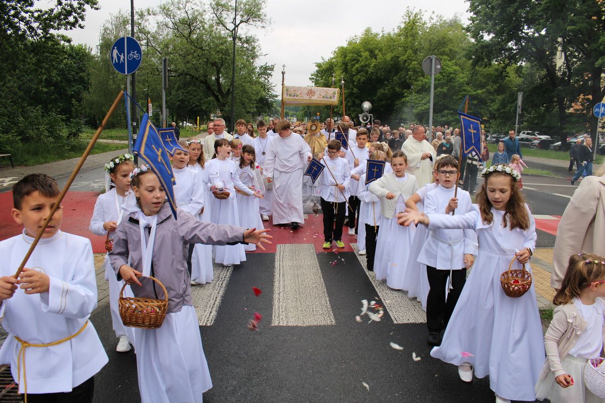 "Dogmat dan jest do wierzenia, że się w Ciało chleb przemienia"